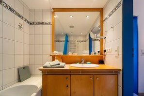 Shower, hair dryer, towels - Apartment 'Delf Inn' with Lake View, Balcony, and Wi-Fi (Bad Zwischenahn)