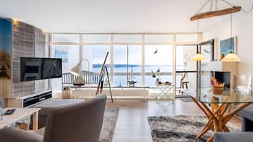 Fernseher, Kamin, Tischtennisplatte