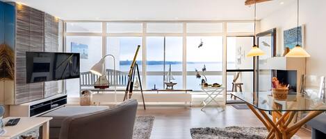 Fernseher, Kamin, Tischtennisplatte