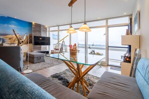 TV, fireplace, table tennis - Apartment 'Delf Inn' with Lake View, Balcony, and Wi-Fi (Bad Zwischenahn)