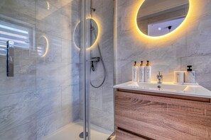 Dusche, Haartrockner, Handtücher, Seife