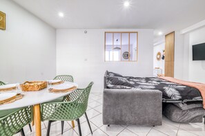 1 chambre, fer et planche à repasser, accès à Internet, literie fournie