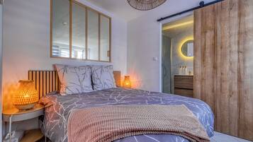 1 bedroom, iron/ironing board, internet, bed sheets