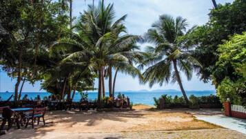 Vila, 3 quartos, para fumantes, piscina particular | Opções para refeição ao ar livre