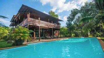 Villa, 4 habitaciones, accesible para personas con discapacidad, fumadores | Piscina | Una piscina al aire libre