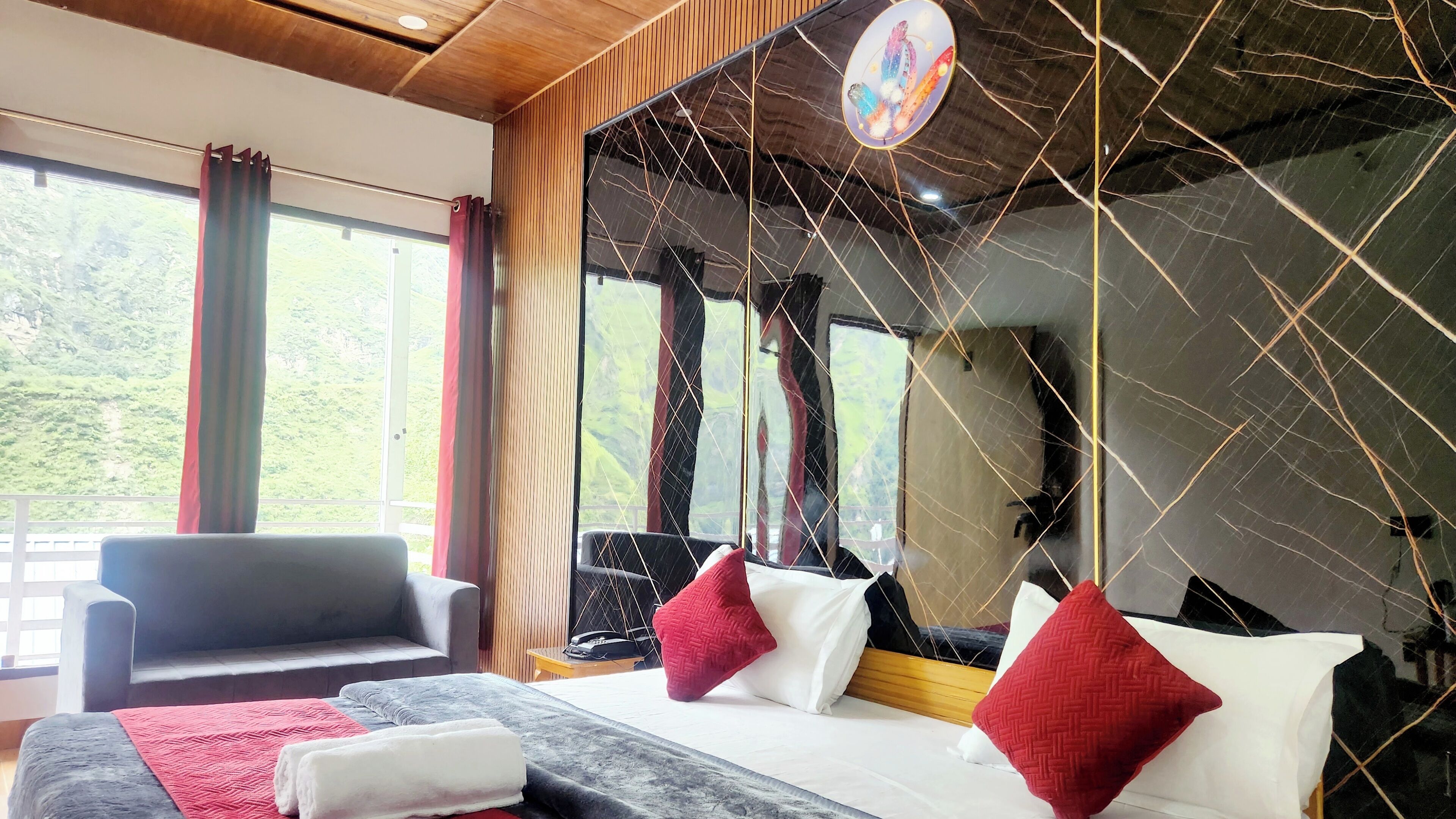 8 bedrooms, WiFi, bed sheets