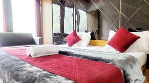 8 bedrooms, WiFi, bed sheets