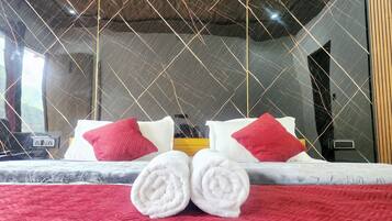 8 bedrooms, WiFi, bed sheets