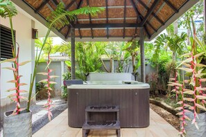 Ferienhaus, 2 Schlafzimmer, Raucher, Balkon | Außen-Whirlpool