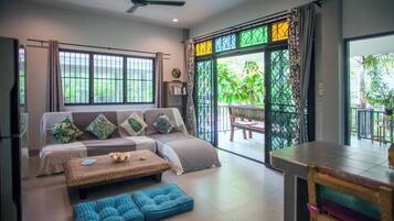 House, 2 Bedrooms, Smoking, Balcony | Living room | Books