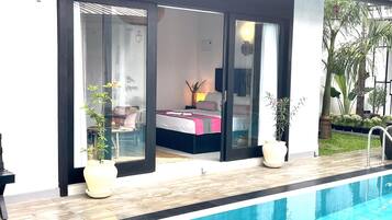 Chambre Double Deluxe, vue piscine | Coffres-forts dans les chambres, rideaux occultants