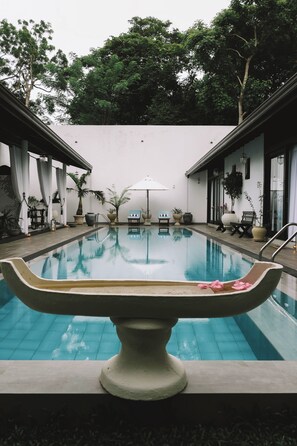 Una piscina al aire libre