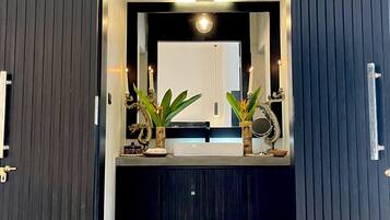 Superior tweepersoonskamer, uitzicht op zwembad | Badkamer met wastafel