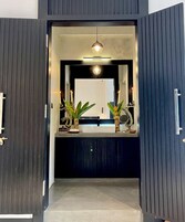 Superior szoba kétszemélyes ággyal, kilátással a medencére | Fürdőszobai mosdókagyló