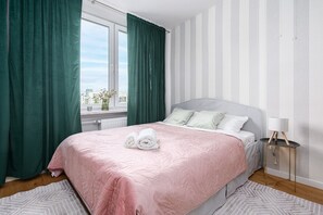 Departamento, 2 habitaciones, balcón, vista a la ciudad | Cortinas blackout, insonorización y tabla de planchar con plancha 