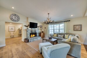 Smart TV, fireplace
