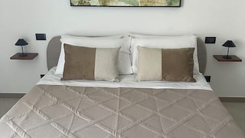 Quarto conforto, sacada | Cofres nos quartos, escrivaninha, Wi-Fi de cortesia