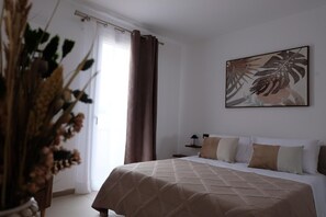 Habitación cuádruple Confort, balcón, vista al mar | Caja de seguridad en la habitación, escritorio y wifi gratis