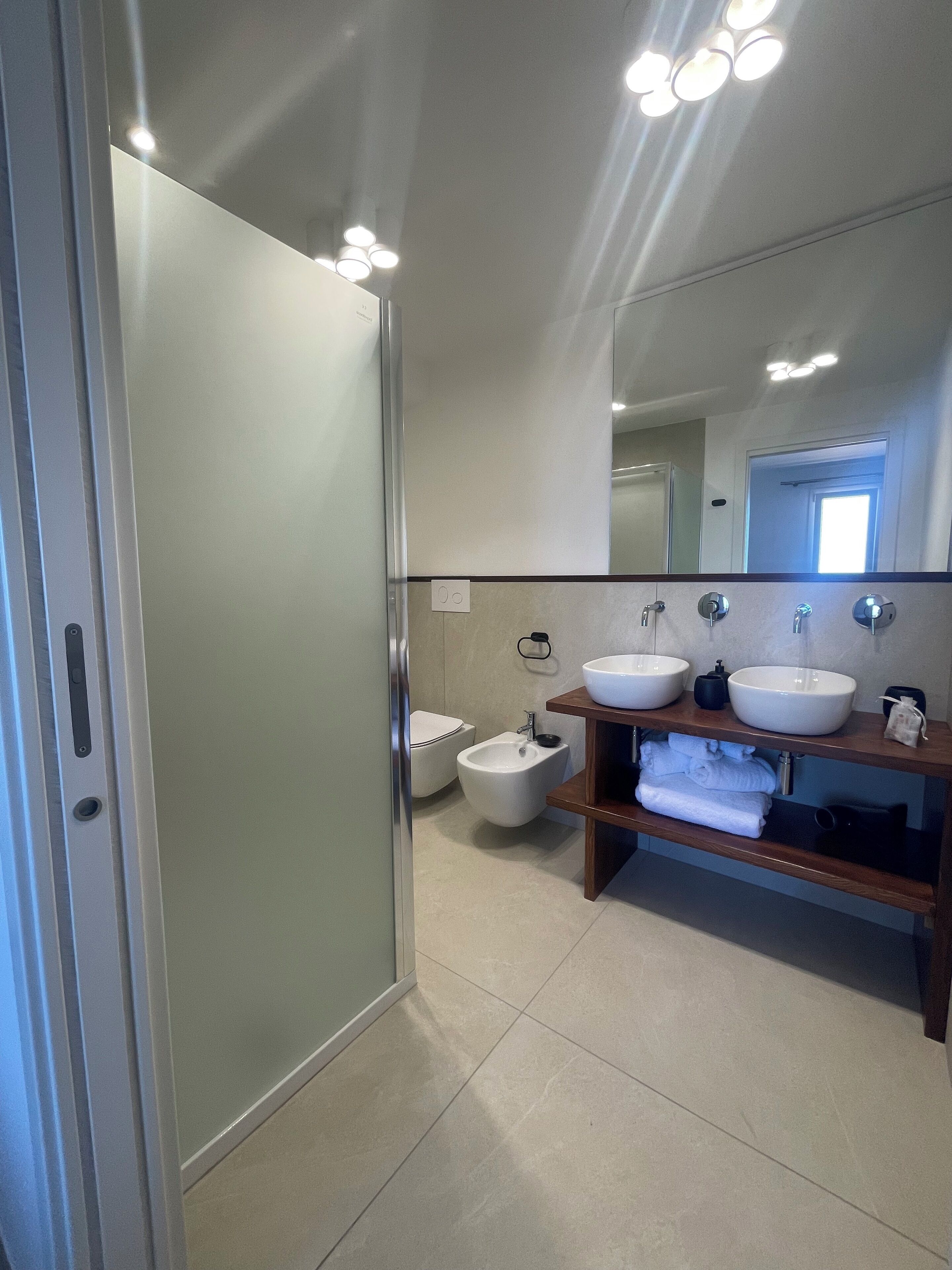 Suite familiare, balcone | Bagno | Doccia, asciugacapelli, asciugamani, sapone