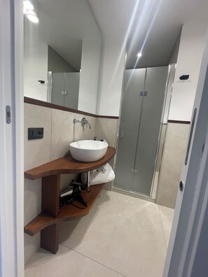 Shower, hair dryer, towels, soap - B&B I TRAMONTI DEL GOLFO SICILIA B&B (Balestrate)