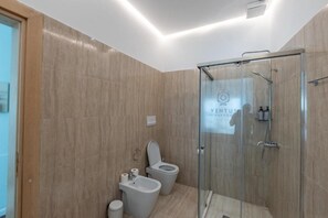 Shower, hair dryer, bidet, towels - Pleasant hotel room with stunning view in Durrës (Durrës)