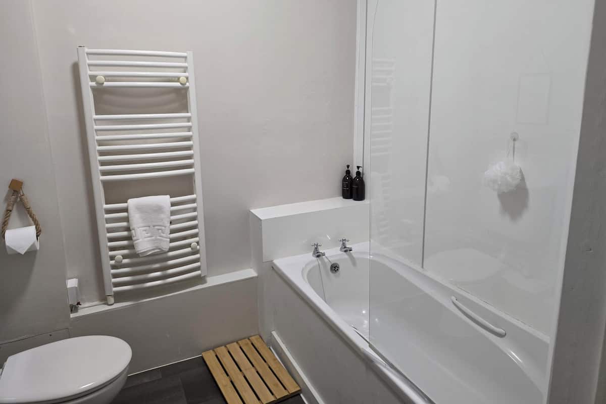 Double Room, Courtyard View | Bathroom | Hair dryer, towels, shampoo, toilet paper