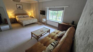 Habitación doble, vista al patio | Escritorio y tabla de planchar con plancha