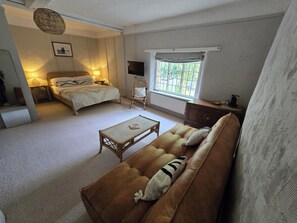 Habitación doble, vista al patio | Escritorio y tabla de planchar con plancha 