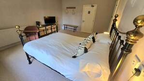 Standard Double Room, Ensuite | Iron/ironing board (on request), individually furnished, bed sheets - The Ostrich (Castle Acre)