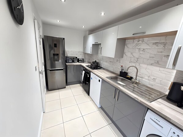 Fridge, microwave, oven, stovetop