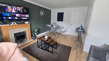Smart TV, fireplace