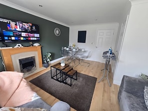 Smart TV y chimenea 