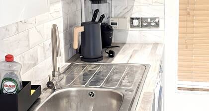 2ndHomeStays I Bilston I Contractor-Friendly House