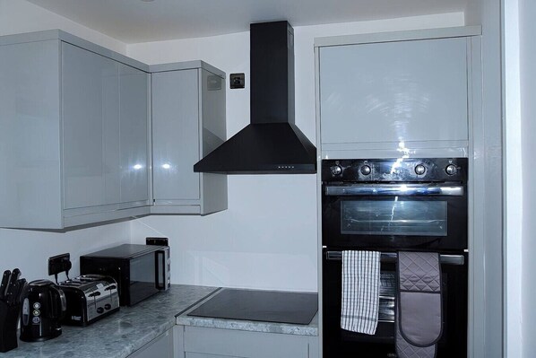 Refrigerador, microondas, horno, placa de cocina