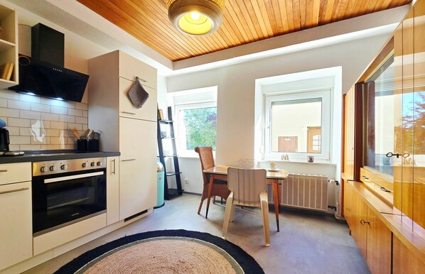 ثلاجة، ميكروويف، فرن، موقد طهي مسطح