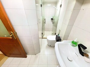 Appartement Duplex Classique, patio, vue cour intérieure | Salle de bain