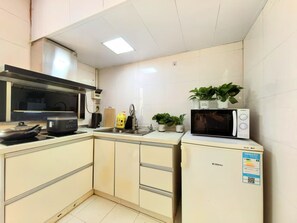 クラシック デュープレックス パティオ コートヤードビュー | 専用キッチン