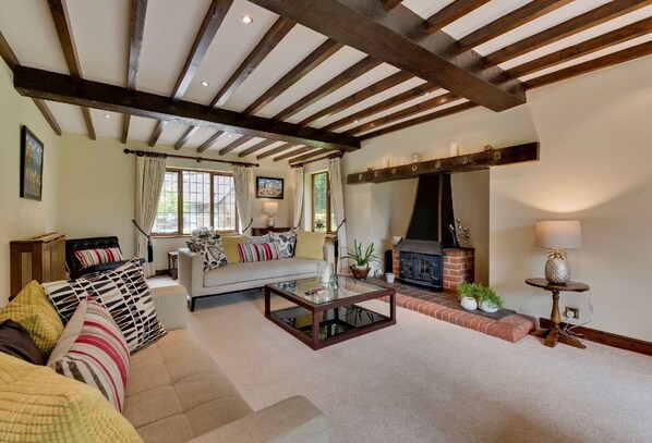 TV - Countryside Manor House with Pool and Rural Views (Haslemere)