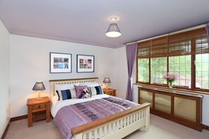 5 bedrooms, iron/ironing board, WiFi, bed sheets - Countryside Manor House with Pool and Rural Views (Haslemere)