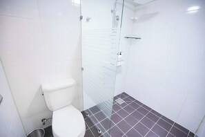 Standard Double Room | Bathroom | Hair dryer, towels, soap, shampoo - Xmotel Busan (Busan)
