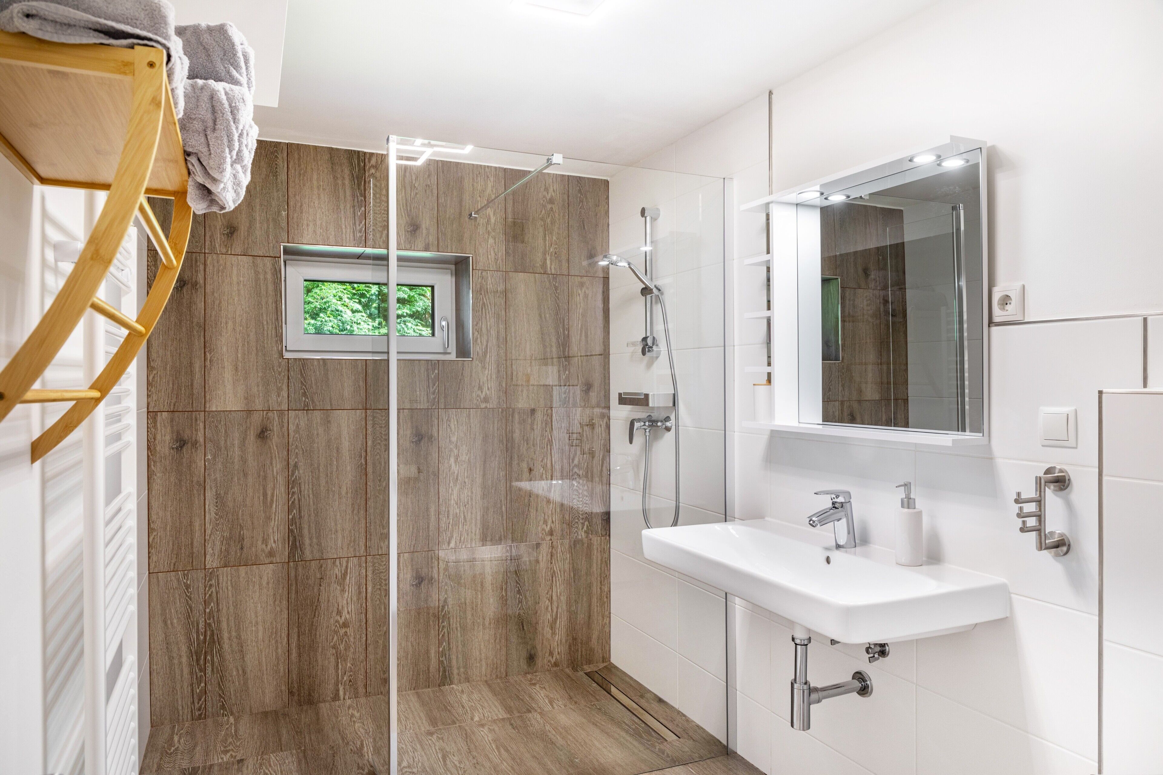 Regadera, amenidades de baño gratuitas, secadora de cabello, batas 
