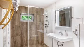 Regadera, amenidades de baño gratuitas, secadora de cabello, batas
