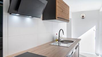 Frigorífico, horno, placa de cocina y lavavajillas