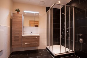 Dusche, Haartrockner, Handtücher, Toilettenpapier