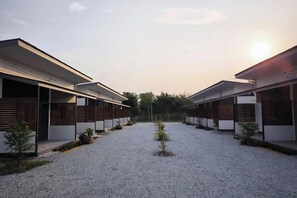 Una hilera de edificios modernos con un camino de grava entre ellos.