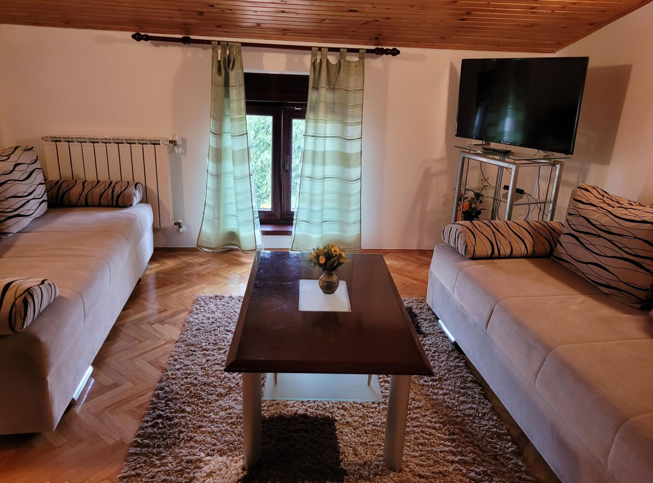 Apartment (Apartments Villa Dina 3) | Wohnzimmer | 32-Zoll-Flachbildfernseher mit Satellitenempfang