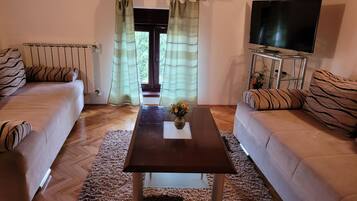 Apartment (Apartments Villa Dina 3) | Wohnzimmer | 32-Zoll-Flachbildfernseher mit Satellitenempfang