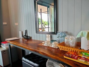 Deluxe Raft Room with Mountain and River View | Minibar, individuel indretning, skrivebord, ekstra senge (tillægsgebyr)
