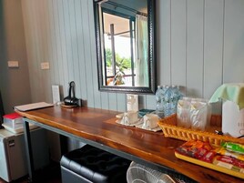 Deluxe Raft Room with Mountain and River View | Minibar, mobiliario individual, escritorio y camas supletorias