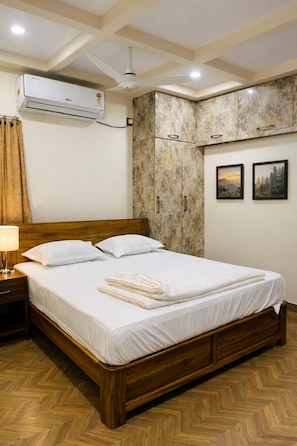 Laptop workspace, free WiFi, bed sheets - Sky Mountains Guest House (Visakhapatnam)
